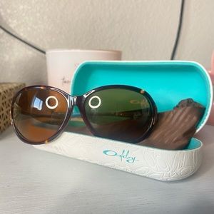 Womens Oakley Betray Sunglasses, tortoise and teal